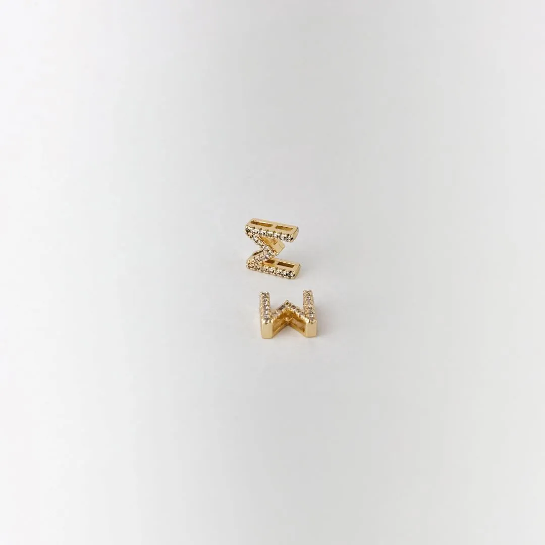 Pingente de Letra M Cravejada de Zircônias Folheado a Ouro 18k