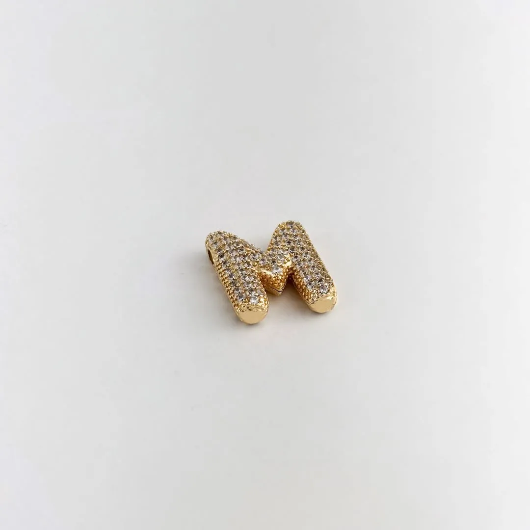 Pingente de Letra M Cravejada de Zircônias Vazada Folheado a Ouro 18k