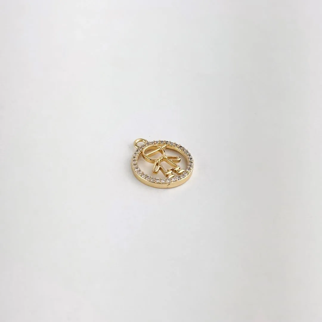 Pingente Menino Cravejado em Zircônia Vazado Folheado a Ouro 18k