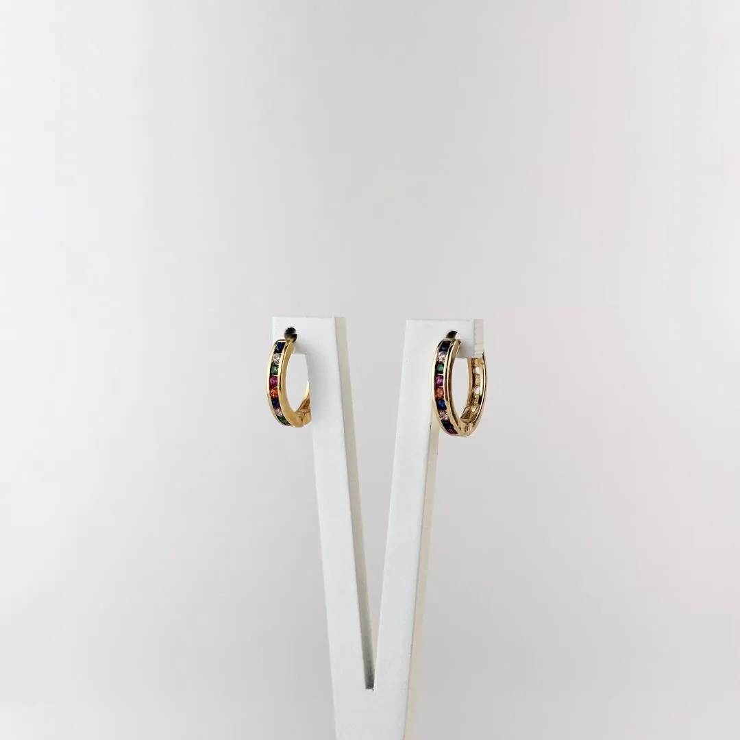 Brinco Argolinha Cravejada com Zircônia Colorida Folheado a Ouro 18k
