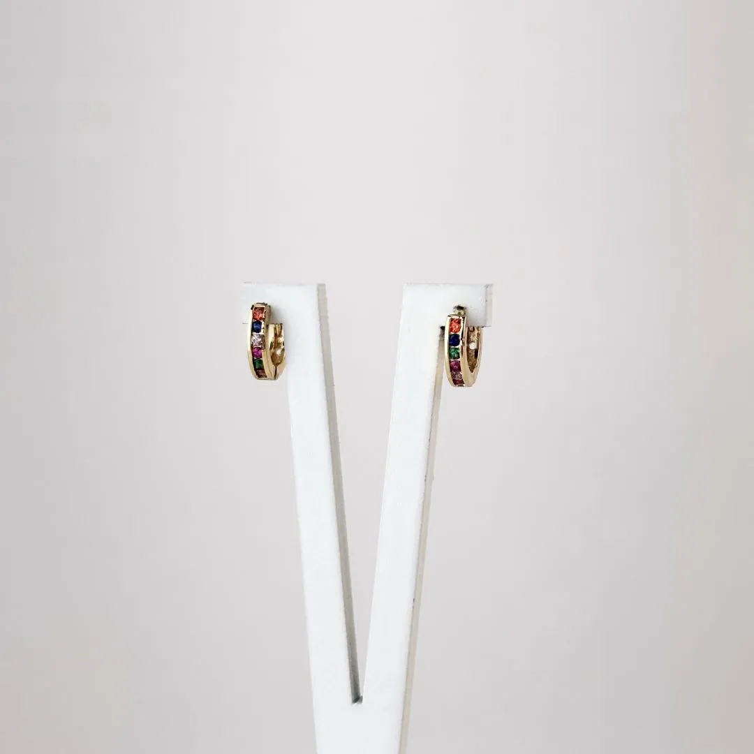 Brinco Argolinha Cravejada com Zircônia Colorida Folheado a Ouro 18k