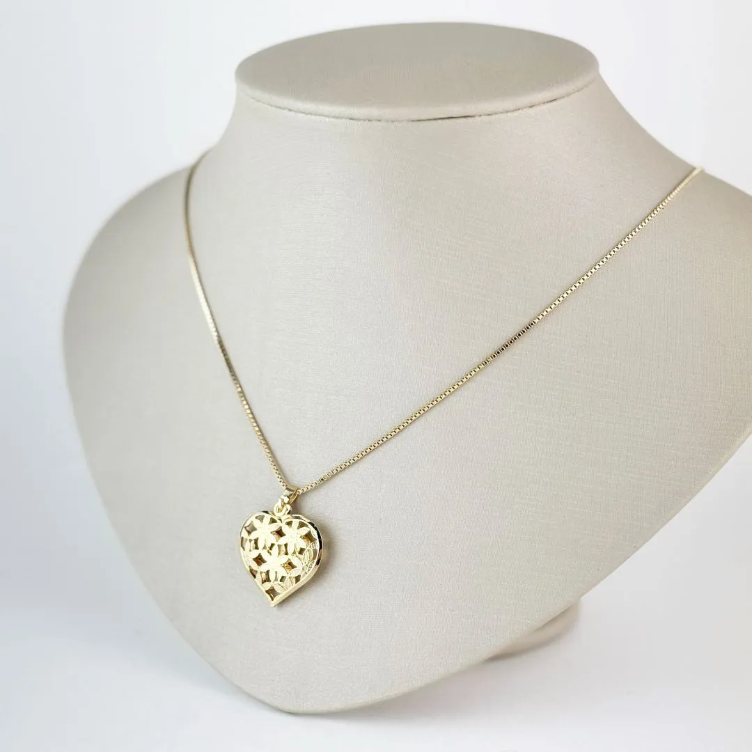 Colar Veneziana com Pingente Coração Vazado em Flores Folheado a Ouro 18k