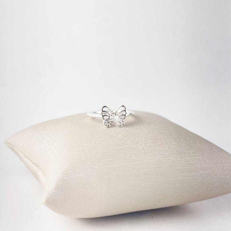 Anel Ajustável de Borboleta Vazada e Cravejada com Microzircônias Folheado a Prata