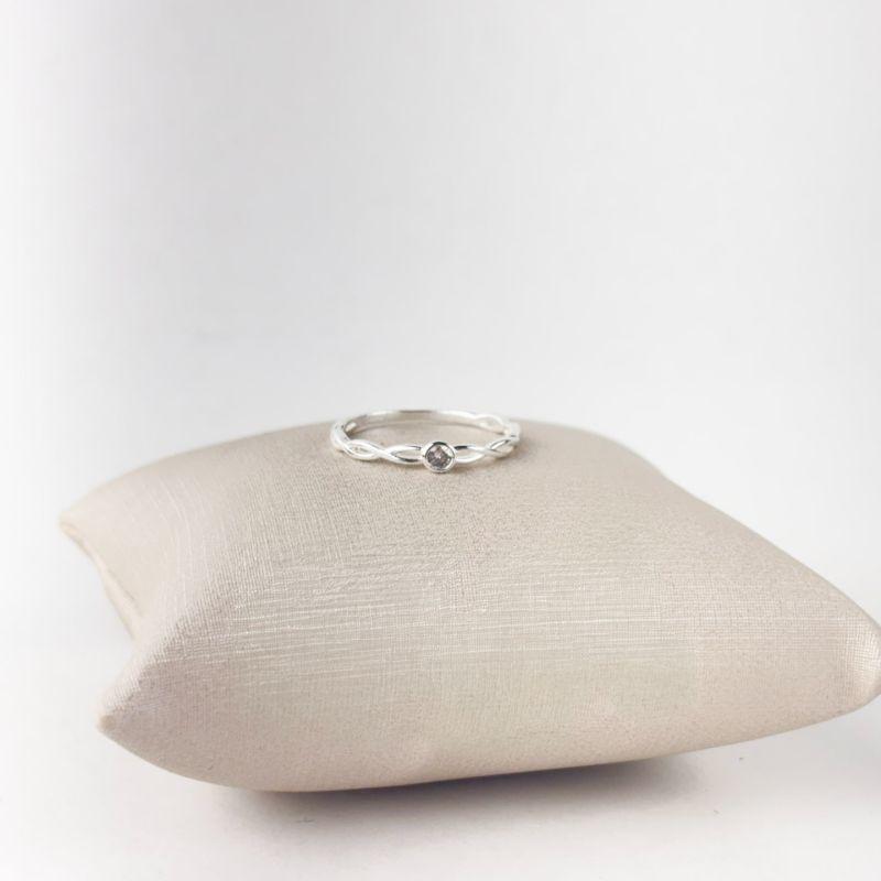 Anel Aro Trançado e Uma  Zircônia no Centro Folheado a Prata