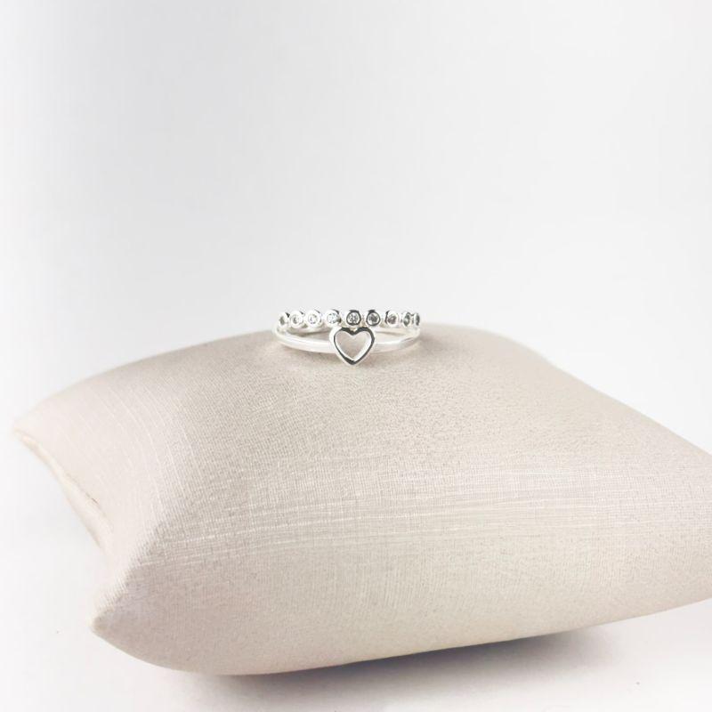 Anel Com Nove Zircônias e Um Coração Vazado com Aro Duplo Folheado a Prata