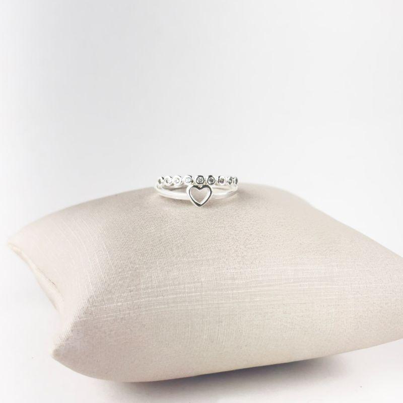 Anel Com Nove Zircônias e Um Coração Vazado com Aro Duplo Folheado a Prata