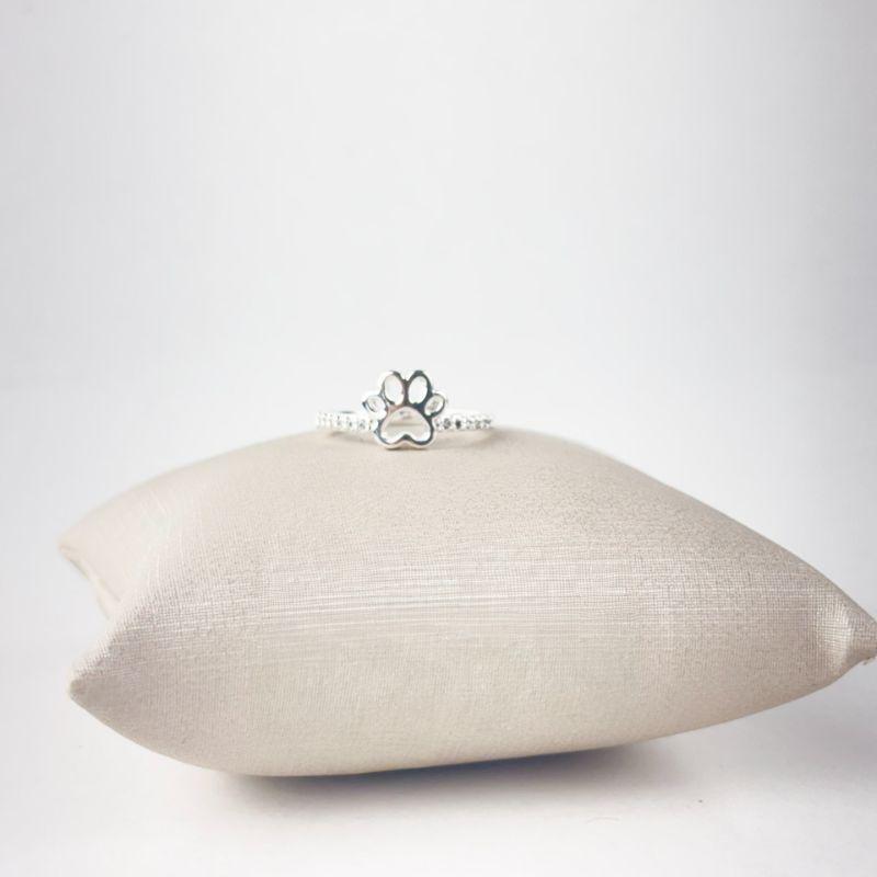 Anel com Patinha de Pet Vazada no Centro Folheado a Prata