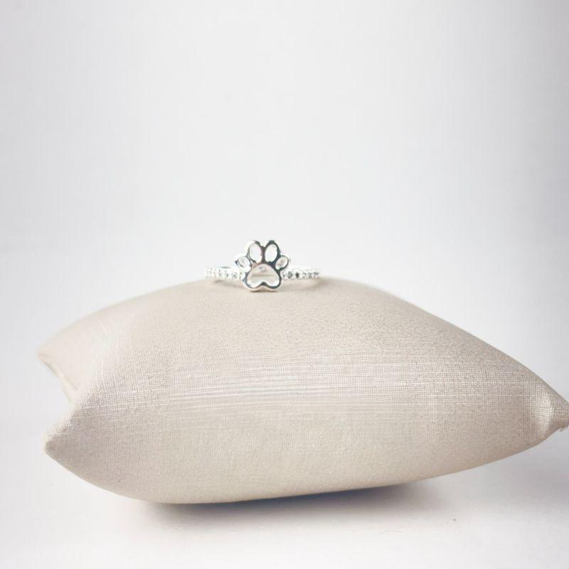 Anel com Patinha de Pet Vazada no Centro Folheado a Prata