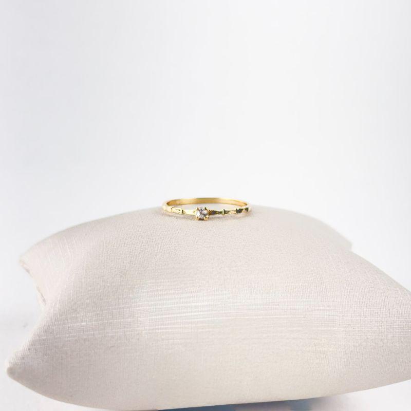 Anel Com Uma Zircônia no Centro Folheado a Ouro 18K