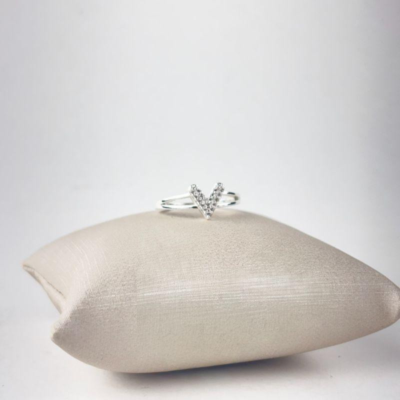 Anel Duplo V Cravejado em Zircônias Folheado a Prata