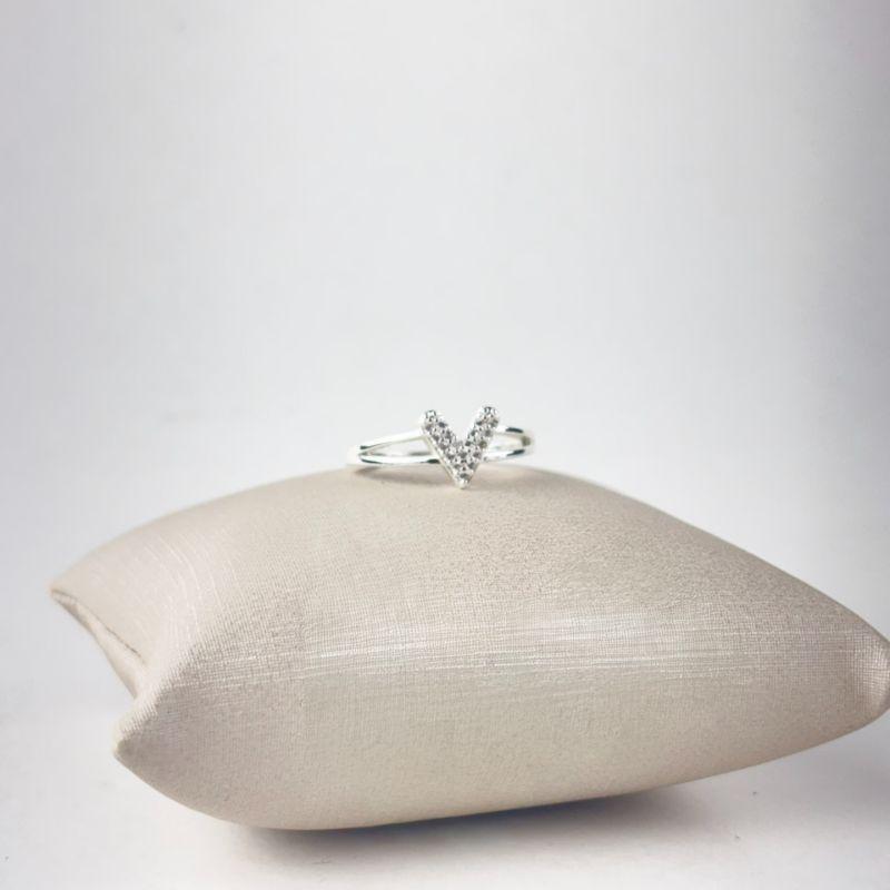 Anel Duplo V Cravejado em Zircônias Folheado a Prata