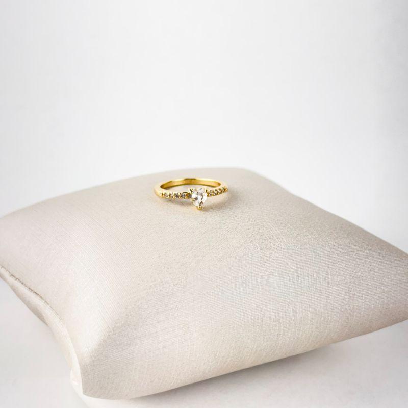 Anel Falange com uma Zircônia de Coração no Centro e Microzircônias nas Laterais Folheado a Ouro 18K