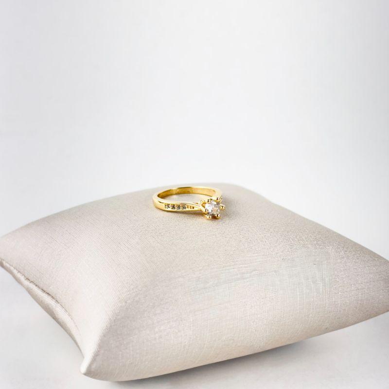 Anel Falange com uma Zircônia no Centro e Microzircônias nas Laterais Folheado a Ouro 18K