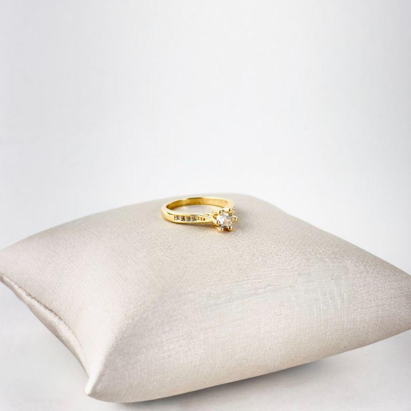 Anel Falange com uma Zircônia no Centro e Microzircônias nas Laterais Folheado a Ouro 18K