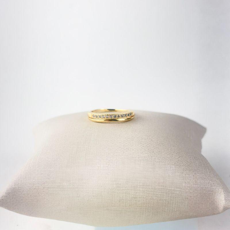 Anel Meia Aliança Aro Duplo Um com Microzircônias e um Liso Folheado a Ouro 18K