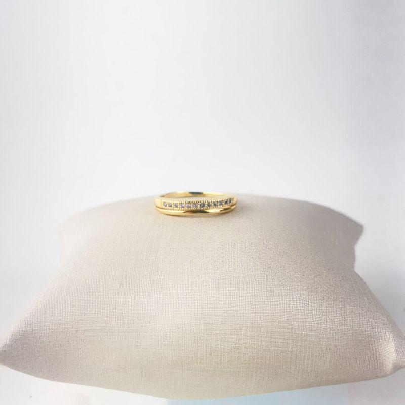 Anel Meia Aliança Aro Duplo Um com Microzircônias e um Liso Folheado a Ouro 18K