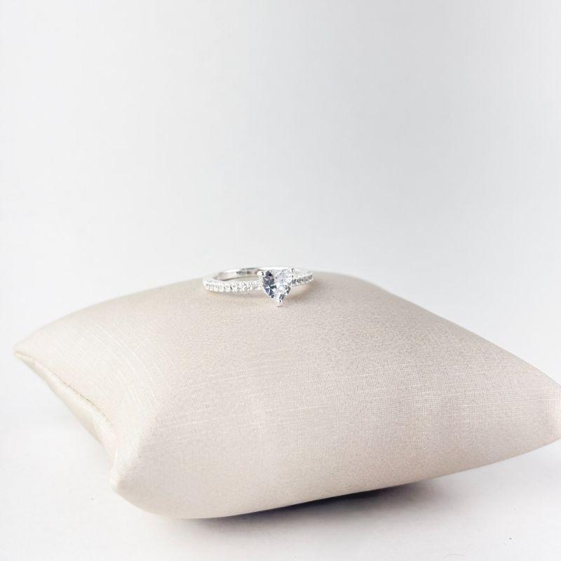 Anel Meia Aliança Com Coração Cristal no Centro Folheado a Prata