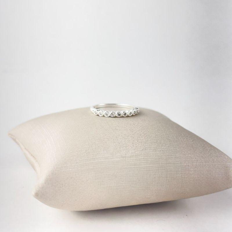 Anel Meia Aliança Com Dez Zircônias Cristal Folheado a Prata