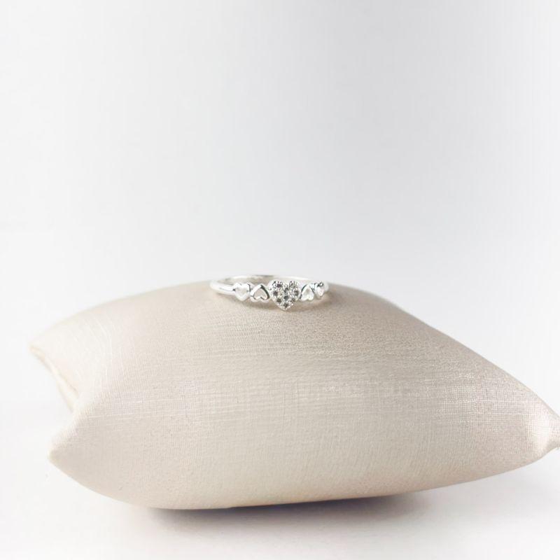 Anel Quatro Corações Vazados e Um Cravejado em Microzircônias Folheado a Prata