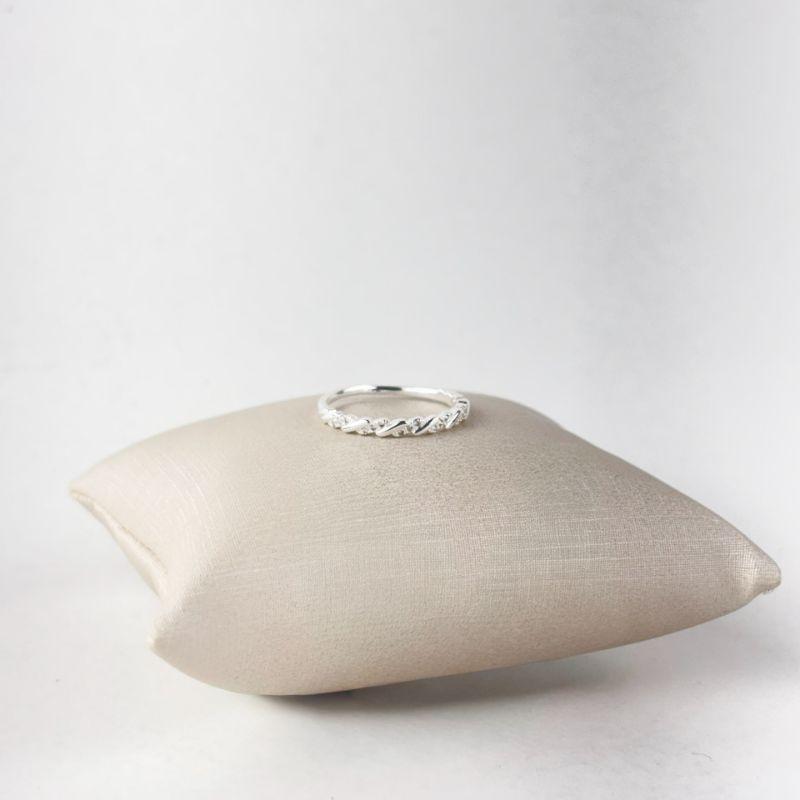 Anel Trançado com Microzircônias Folheado a Prata