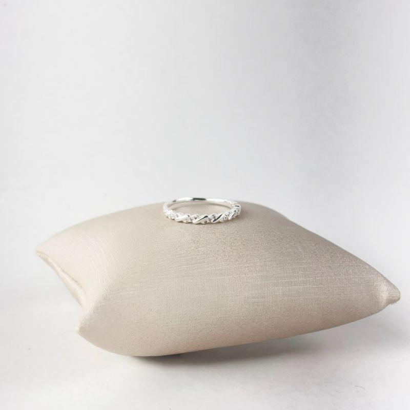 Anel Trançado com Microzircônias Folheado a Prata