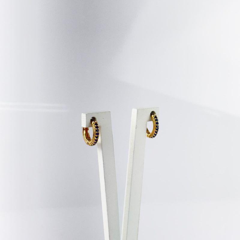 Brinco de Argolinha Cravejado de Zircônias Azuis Folheado a Ouro 18k