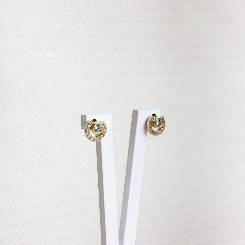 Brinco Circular Cravejado em Zircônias com Uma Zircônia no Centro Folheado a Ouro 18K