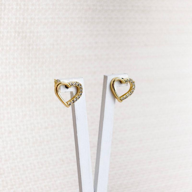 Brinco Coração Vazado com ZircôniasFolheado a Ouro 18K