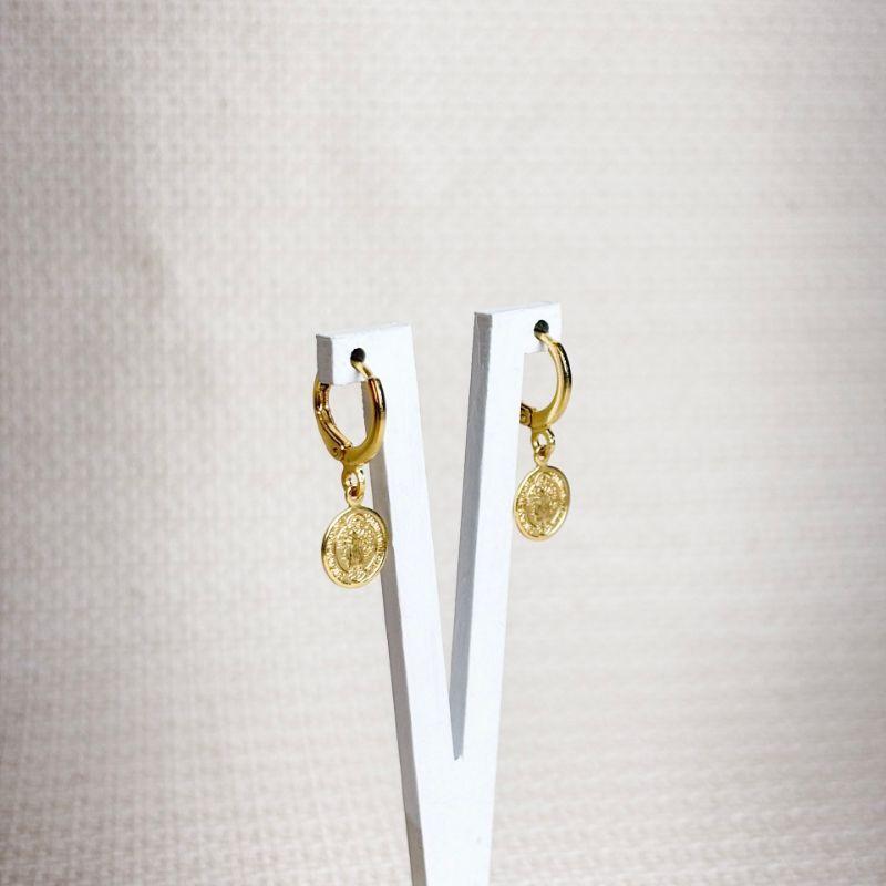 Brinco de Argolinha com Medalhinha de São Bento Folheado a Ouro 18K