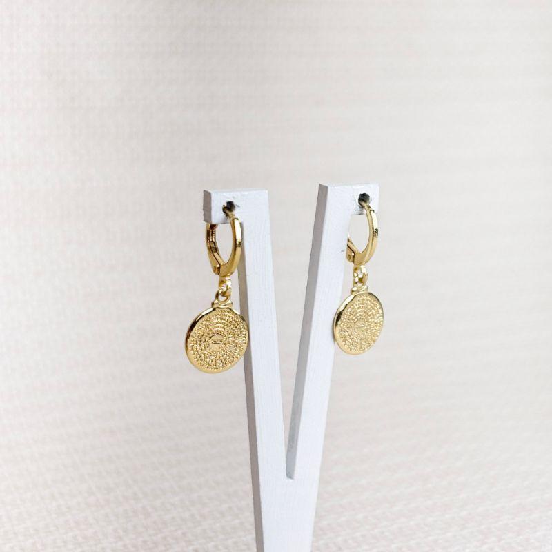 Brinco de Argolinha com Medalhinha de São Bento Folheado a Ouro 18K