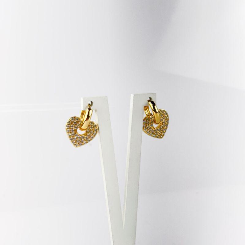 Brinco de Argolinha Lisa com Pingente de Coração Cravejado em Zircônias Folheado a Ouro 18K