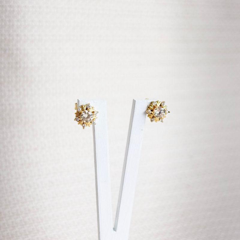 Brinco Flor Cravejada em Zircônicas Cristal Folheado a Ouro 18K