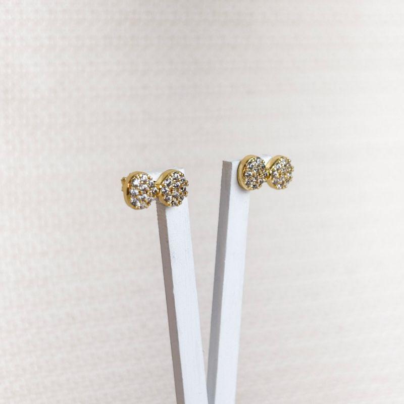 Brinco Lacinho Cravejado em Microzircônias Folheado a Ouro 18K