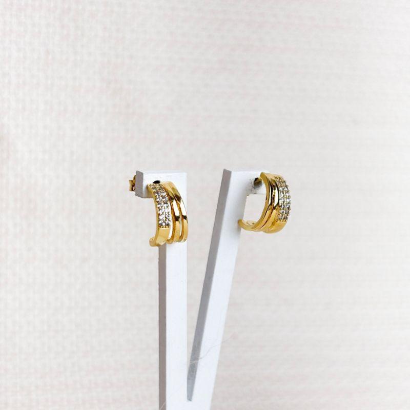 Brinco Meia Argolinha Três Aros com Detalhe em Microzircônias Folheado a Ouro 18K