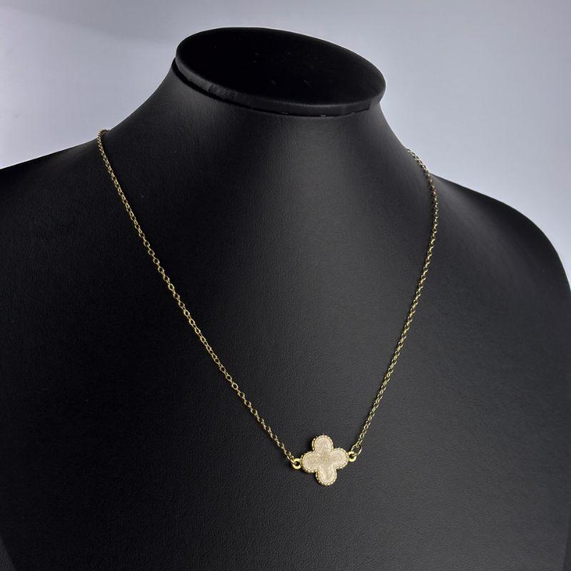 Choker Inspiração Van Cleef Trevo Bege Folheada a Ouro 18k