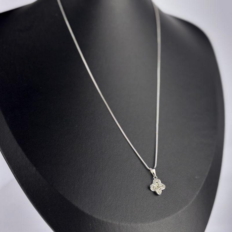 Colar Veneziana Pingente Flor Trançada em Zircônias Folheado a Prata