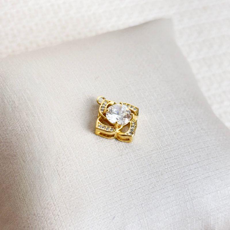 Pingente Flor Cravejada de Microzircônias e Uma Zircônia no Centro Folheado a Ouro 18K