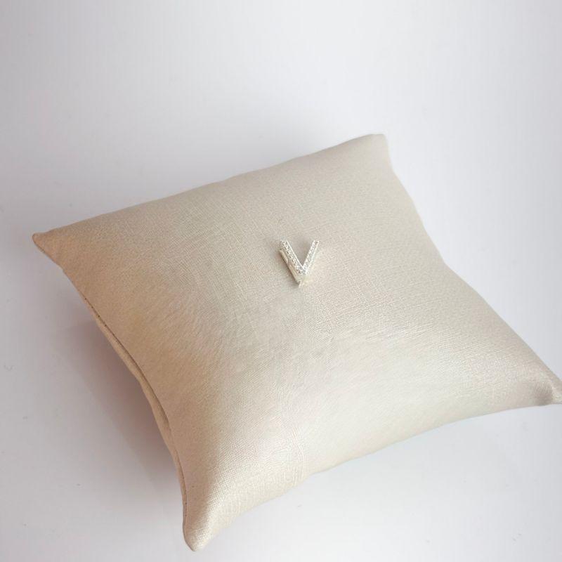 Pingente Letra V em Zircônias Folheado a Prata