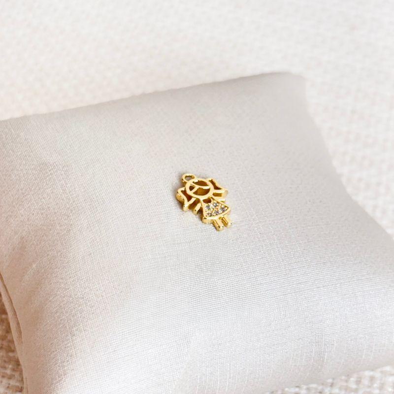 Pingente Menina Vestido Cravejado de Zircônias Cristal Folheado a Ouro 18K