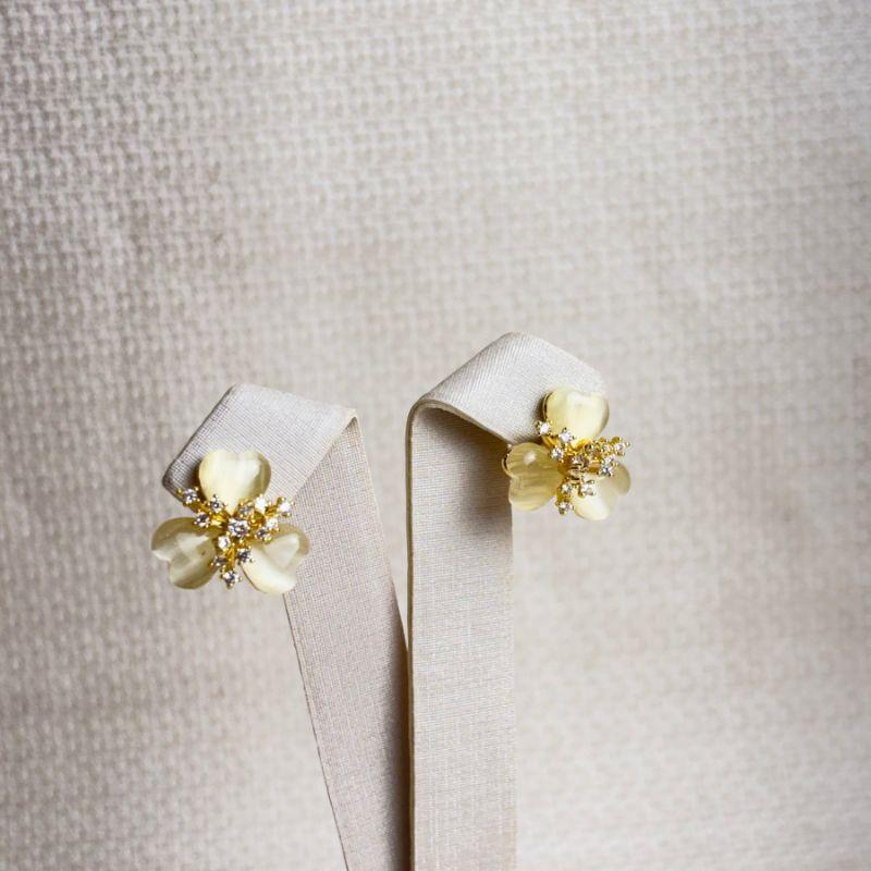 Brinco Lírio em Zircônias Folheado a Ouro 18k