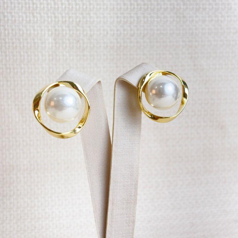 Brinco Orgânico de Peróla Folheado a Ouro 18k