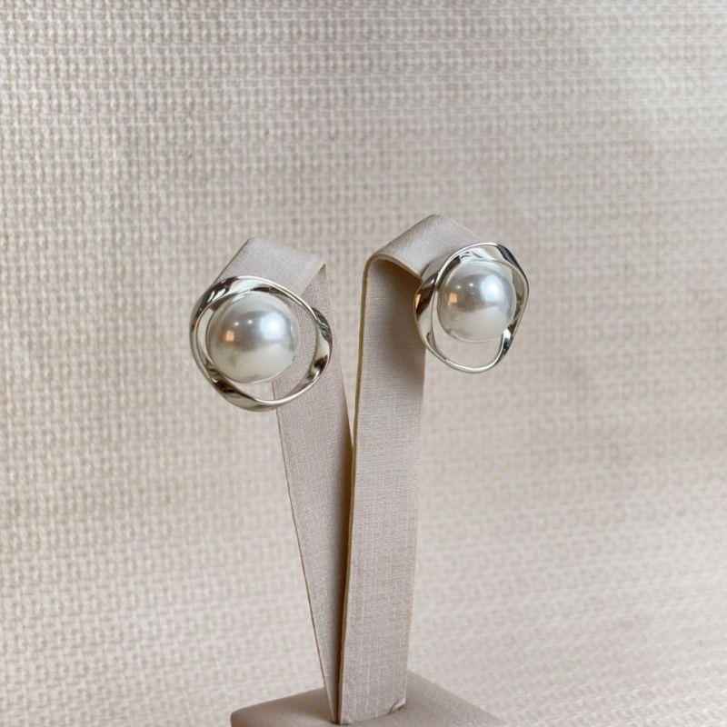 Brinco Orgânico de Peróla Folheado a Prata