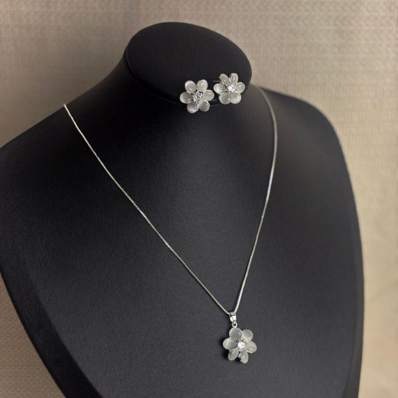 Conjunto Colar e Brincos Flor em Zircônias Folheado a Prata