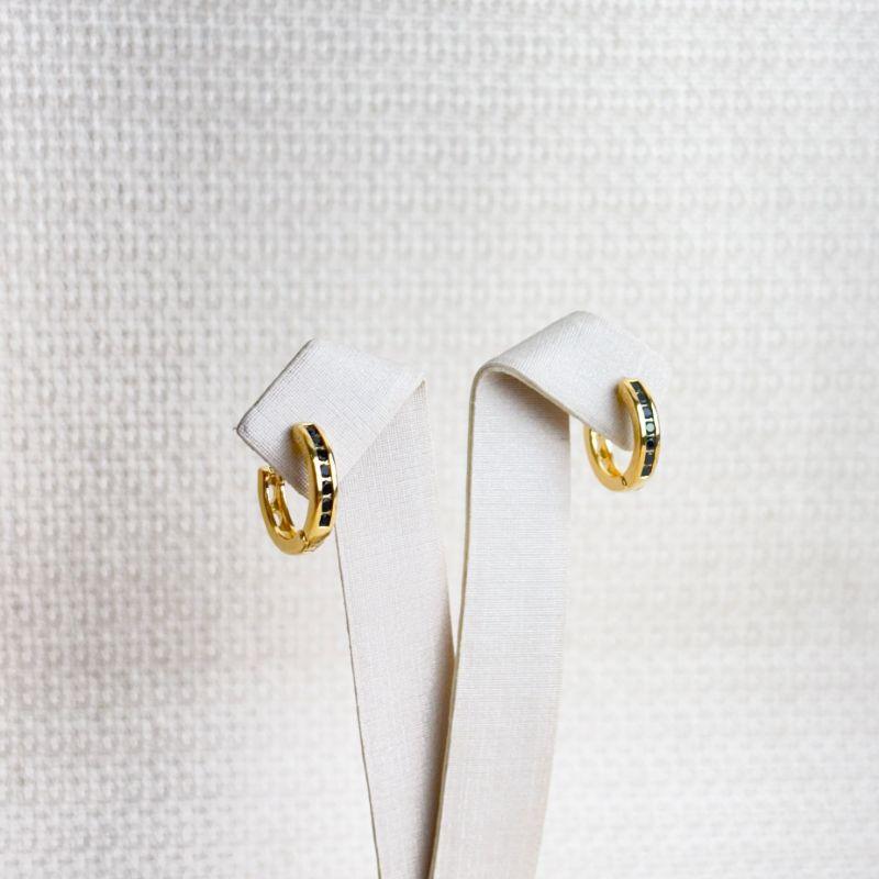 Brinco Argola Cravejada em Zircônias Pretas Folheado a Ouro 18k