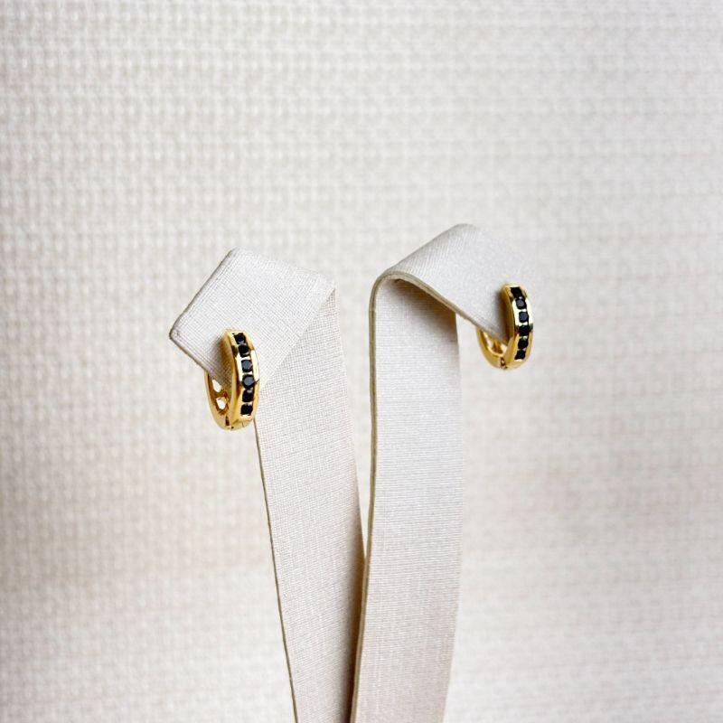 Brinco Argola Cravejada em Zircônias Pretas Folheado a Ouro 18k