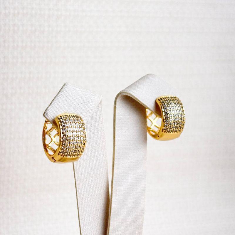 Brinco Argola Larga Cravejado em Microzircônias Folheado a Ouro 18k