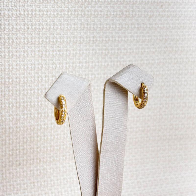 Brinco Argolinha Cravejado de Microzircônias Folheado a Ouro 18k