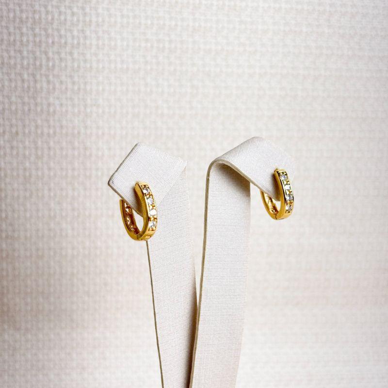 Brinco Argolinha Oval Cravejado em Zircônias Folheado a Ouro 18k