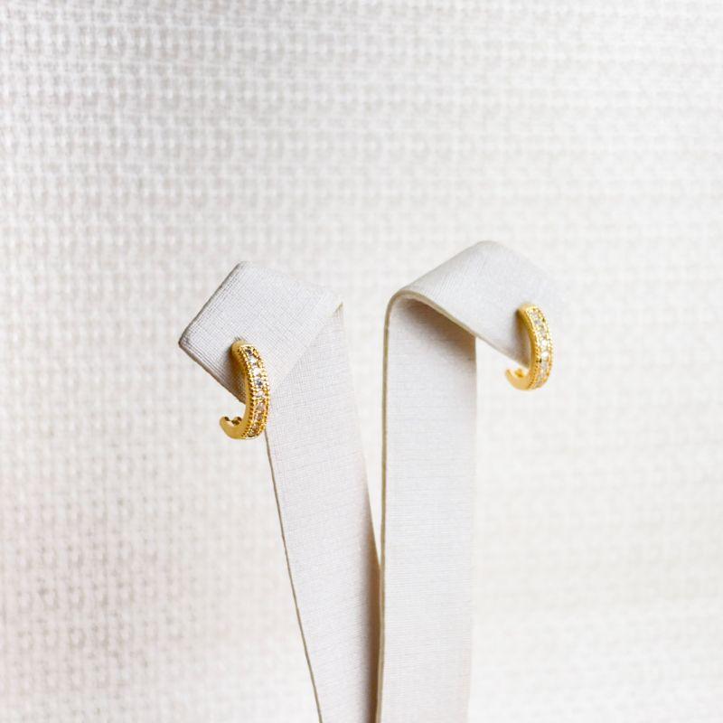 Brinco Meia Argola Cravejada em Zircônias Cristal Folheado a Ouro 18k