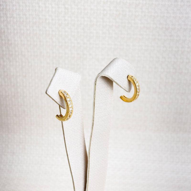 Brinco Meia Argola Cravejada em Zircônias Cristal Folheado a Ouro 18k